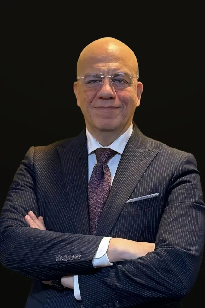 الأستاذ محمد عزت